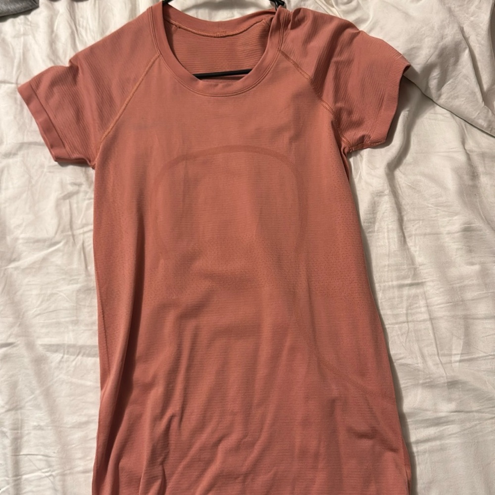 Swiftly tech lululemon T shirt size 6 in apricot